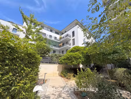4 pièces  3 chambres  balcon  au calme  proche place besche