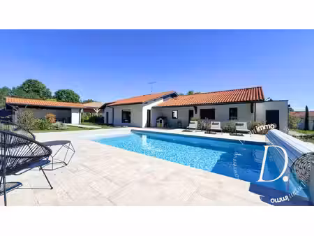 élégance contemporaine  piscine et cadre verdoyant aux portes