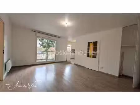 t3 de 60 m² – balcon – box fermé + parking – tram  écoles et commerces à 300 m