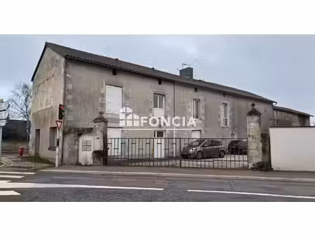corps de ferme divisé en 4 logements dont 1 actuellement loué + grand garage + grande gran