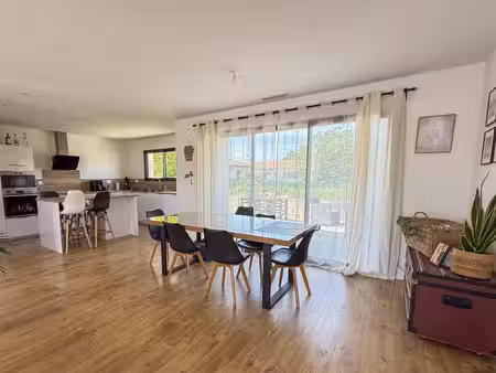 superbe maison de 112m2 sur un terrain de 600m2.
