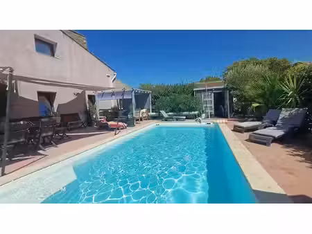 ancienne écurie entièrement rénovée de 190m² sur un terrain de 447m² avec piscine