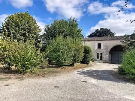 maison charentaise 6 chambres avec de nomreuses dependances