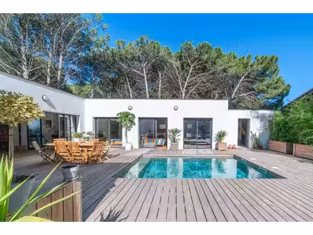 lumineuse villa de plain-pied avec piscine et spa
