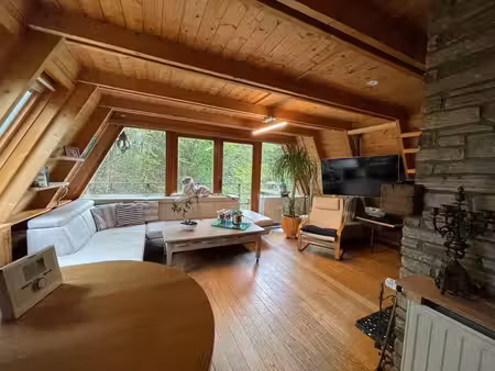 joli chalet dans un cadre verdoyant