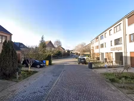 maison unifamiliale située dans une rue calme