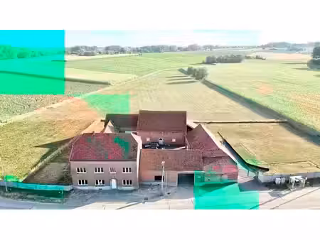 ferme carrée pleine de caractère sur environ 5 500 m²
