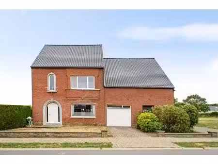 ruime woning met 3 slpkrs en bijgebouw op perceel van 154...