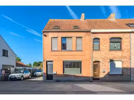gerenoveerde gezinswoning met vier kamers in gistel.