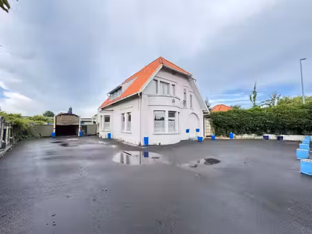 ruime open bebouwing op commerciële ligging in gistel.