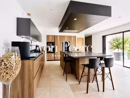 a mollégès : a vendre maison contemporaine de plain-pied  5 chambres avec jardin et...