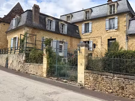demeure de caractère de 235 m²  5 chambres  dépendances et puits  proche des commerces