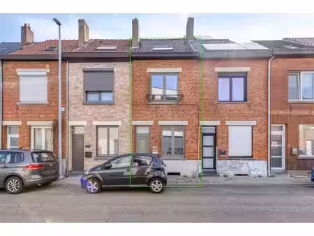 op te frissen woning met 2 slaapkamers en inrichtbare zolder