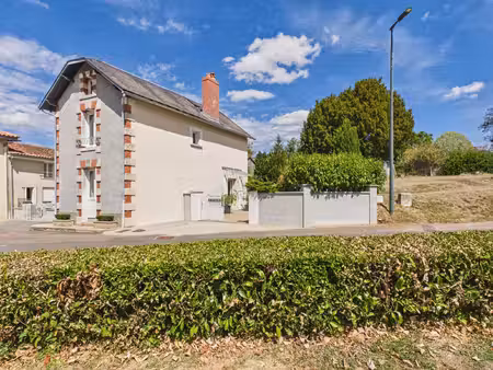 belle maison lumineuse et aérée  bien présentée