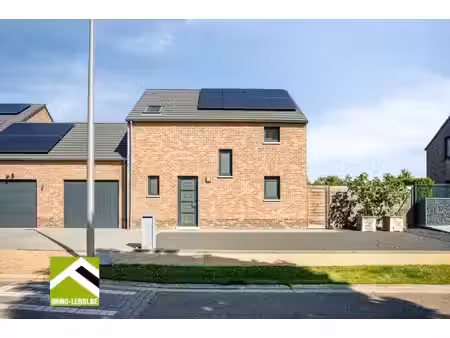 verzorgde woning met 3 slaapkamers  garage  zonnepanelen en zonnige tuin te tongeren