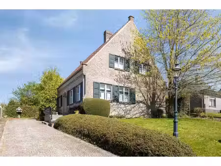 villa met 4 slaapkamers garage en tuin