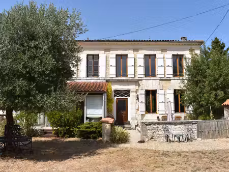 maison de charme avec piscine à proximité de matha
