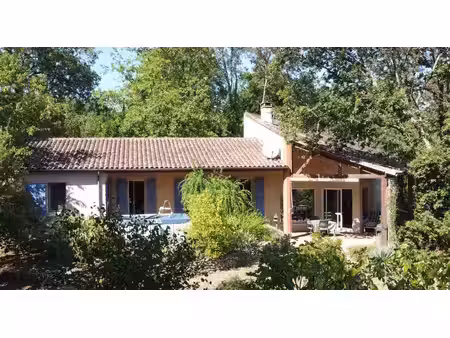 très belle situation pour cette maison contemporaine située au calme dans un environnement