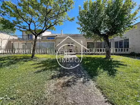 montpeyroux: grande propriété en pierre avec piscine intérieure