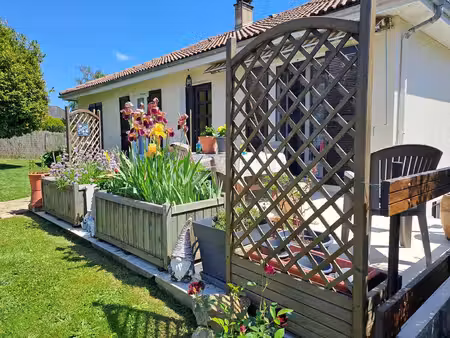 maison de trois chambres bien entretenue dans un village prisé