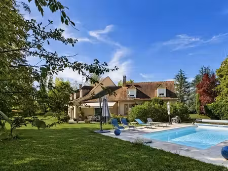 grande maison de campagne sur les rives de la dordogne