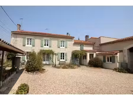 charmante maison de village en pierre avec un bel espace piscine  à proximité d'une ville 