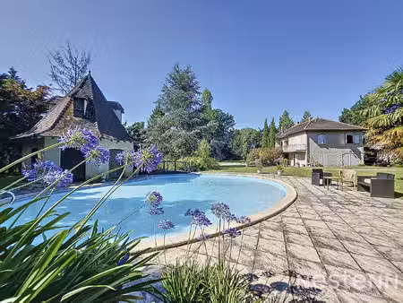 a vendre maison de 224 m² avec parc d'un hectare  dépendances et piscine à 10 minutes de c