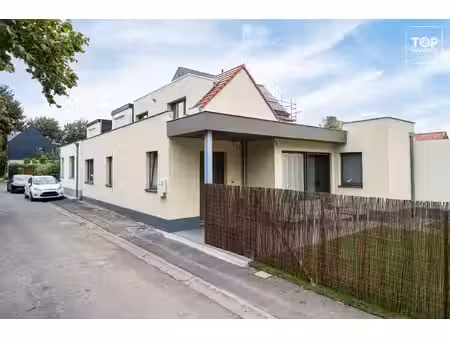 totaal gerenoveerde woning met 3 slaapkamers  tuin en garage.