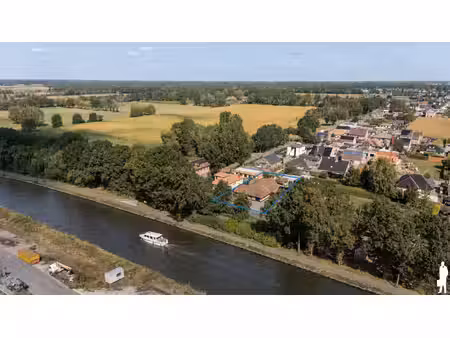 vrijstaande villa met 4 slpk. gelegen op de dijk van kanaal