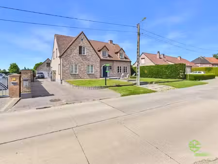 ruime woning met 4/5 slpk en dubbele garage op 12a 50ca!