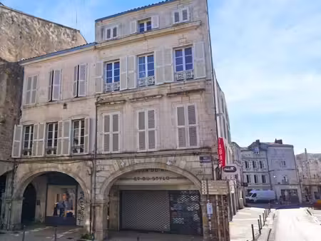 immeuble historique de 1640 en emplacement touristique à la rochelle