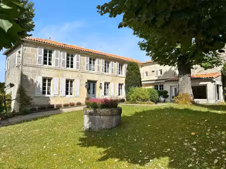 maison de caractère en pierre avec 5 chambres  garage et piscine à cognac