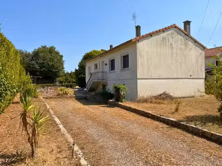 maison familiale avec grand garage et terrain clos à seulement 8 minutes de cognac