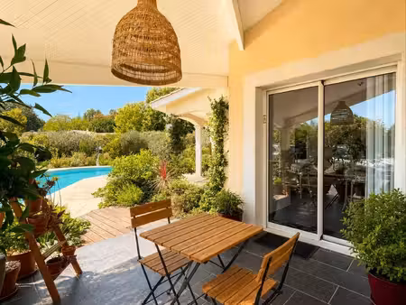 maison familiale avec piscine calme absolu au coeur de mées