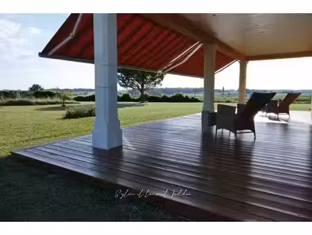 maison contemporaine basse consommation avec vue degagee sur la campagne environnante