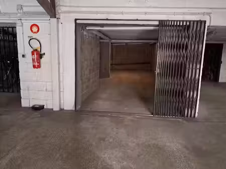 location parking 28 m² à sens (89100)  122 €