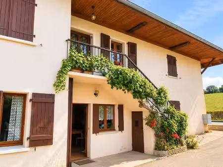 ancienne ferme mitoyenne  3 logements