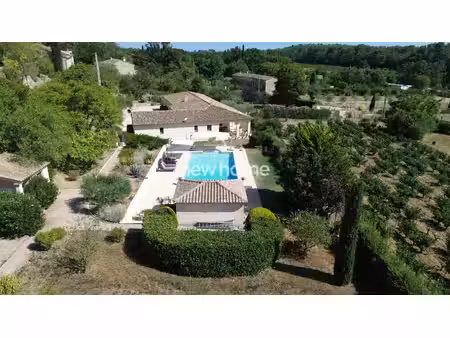 villa de plain-pied et grande piscine - tbe
