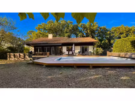 villa lumineuse avec piscine