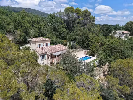 villa traditionnelle figanières  sans vis-à-vis avec piscine