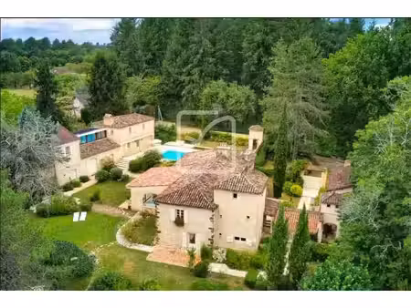 domaine perigourdin dans une foret