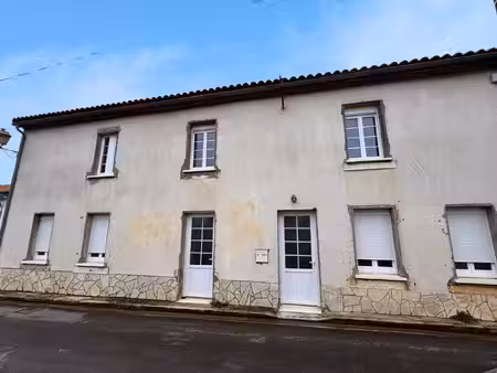 ensemble immobilier à rénover avec fort potentiel aux portes de cognac