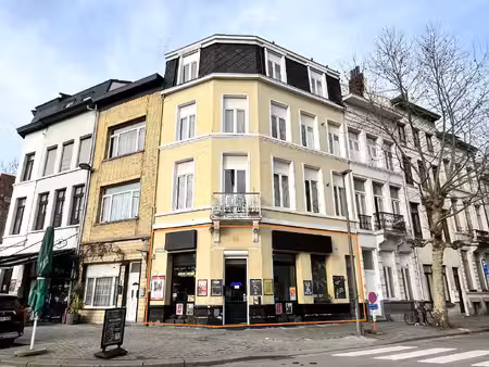 zichtbare handelsruimte met kelder in bruisende buurt