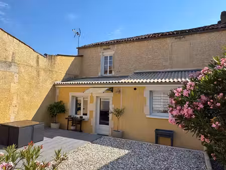 cognac maison de ville pleine de charme à deux pas du jardin public avec garage et jardin