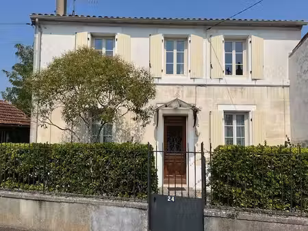 maison de caractère en pierre de taille  terrain de 1 200 m2  dépendance de 210 m2 ...