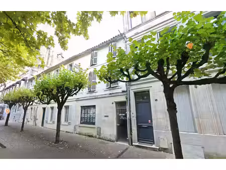 maison de ville en pierre de taille avec cour - emplacement exceptionnel face au parking..
