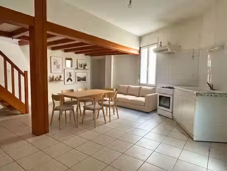 maison en bon état  dans le quartier saint-martin à cognac avec agréable pièce de vie