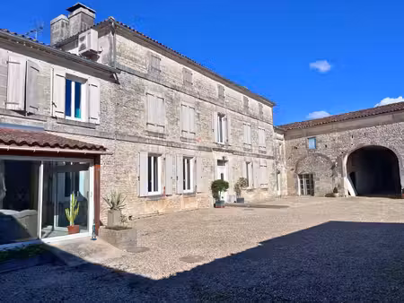 magnifique maison charentaise  authenticité et caractère