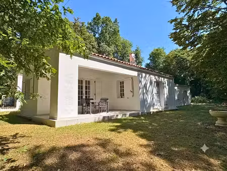 maison de plain-pied au coeur des bois avec 4 chambres  garage et dépendances aux portes..