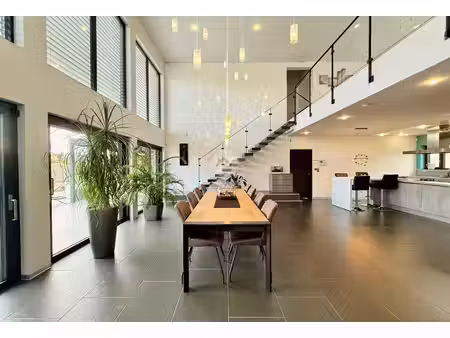propriété contemporaine de 275 m² avec piscine